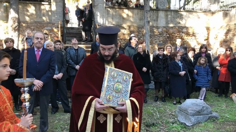 Χίος: Έκαναν πρωτοχρονιάτικη λειτουργία σε κατεστραμμένο από το 1881 ναό!